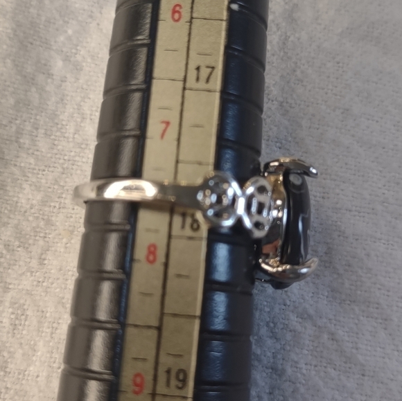 New women's black with white swirl ring size 7.5 - Picture 3 of 3